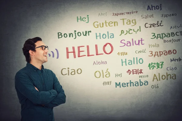 사업가들은 언어를 한다고 긍정적 선생님 안경을 벌리고 언어로 인사를 합니다 — 스톡 사진