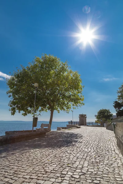 Sonne über der Gasse in der Küstenstadt — Stockfoto