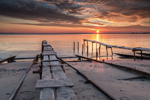 Zapadající slunce nad rybářskou vesnici — Stock fotografie