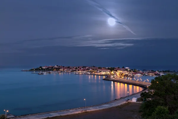 Volle maan op de kust stad — Stockfoto