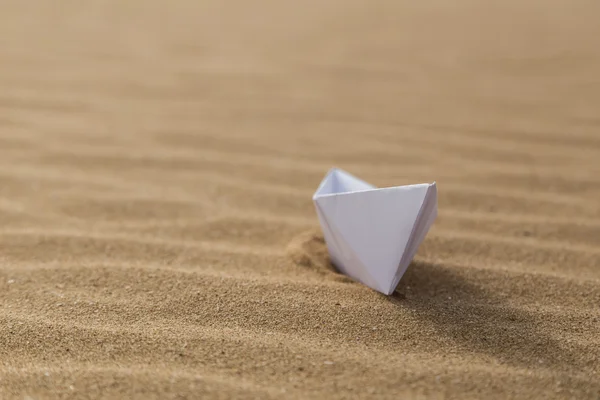 Papír csónak a homokos strandon — Stock Fotó