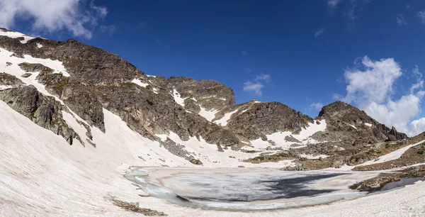 Befagyott tó a hegyekben — Stock Fotó