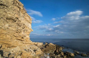 Deniz kıyısında büyük uçurum