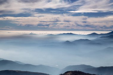 Alçak bulutlar dağ