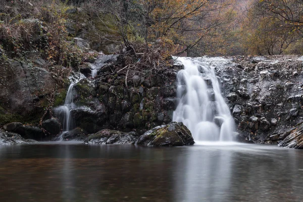 Vattenfall i floden berg — Stockfoto