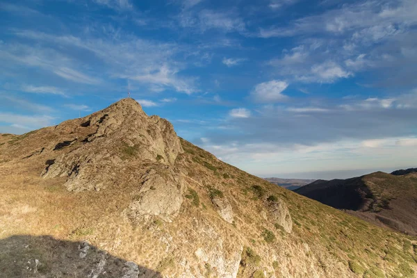 Mountain hill and beautiful sky — Stock Photo, Image