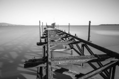 Demir köprü sahilde