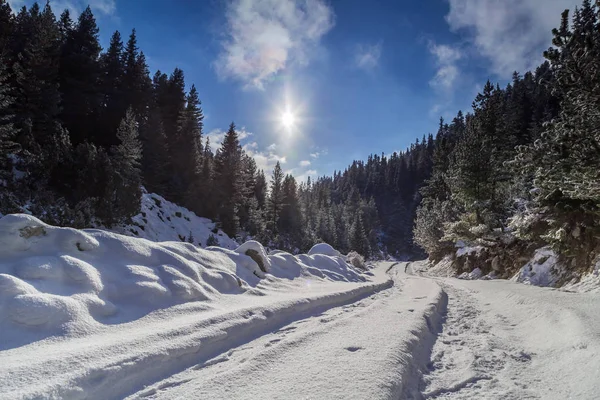 Estrada coberta de neve na montanha — Fotografia de Stock