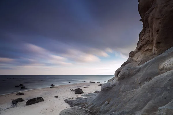 Большая скала на пляже — стоковое фото
