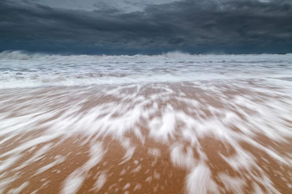 Tempestade com ondas grandes na praia — Fotografia de Stock