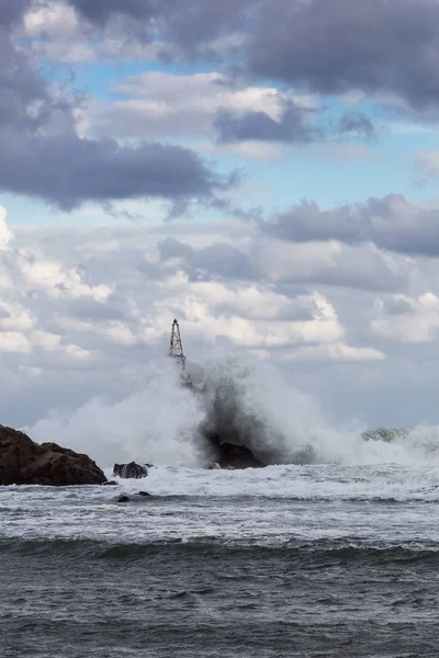 Große Wellen krachen in Leuchtturm — Stockfoto