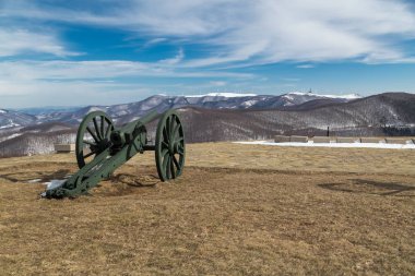 Dağda eski savaş topu