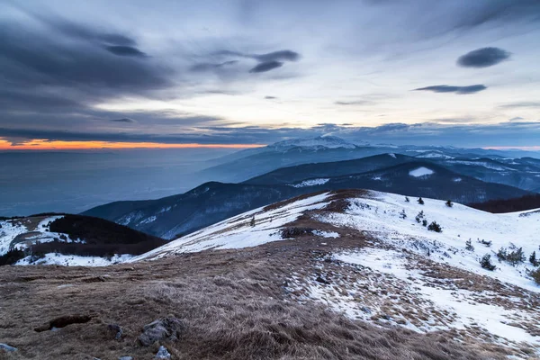 在日落时的冬天山 — 图库照片