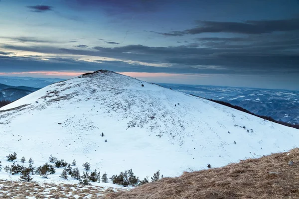 Hill zahrnuty Svatodušní sníh na horách — Stock fotografie