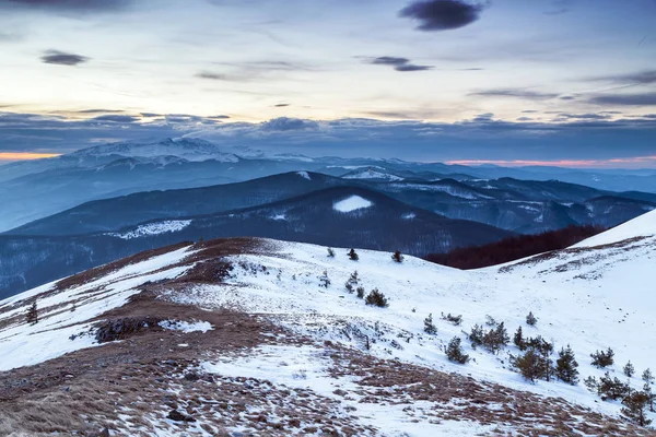 Pôr do sol na montanha no inverno — Fotografia de Stock