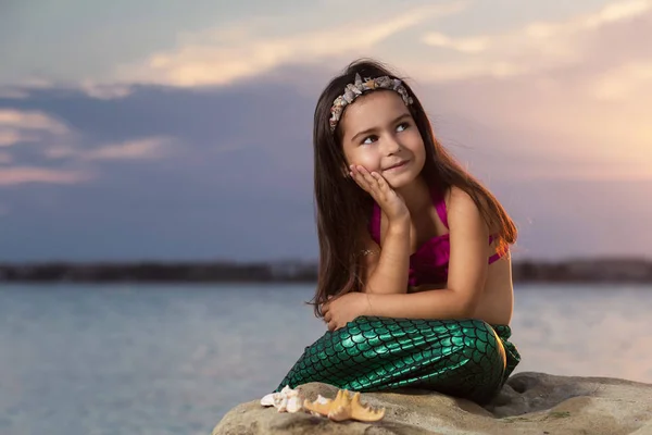Маленька дівчинка на пляжі влітку Ліцензійні Стокові Зображення
