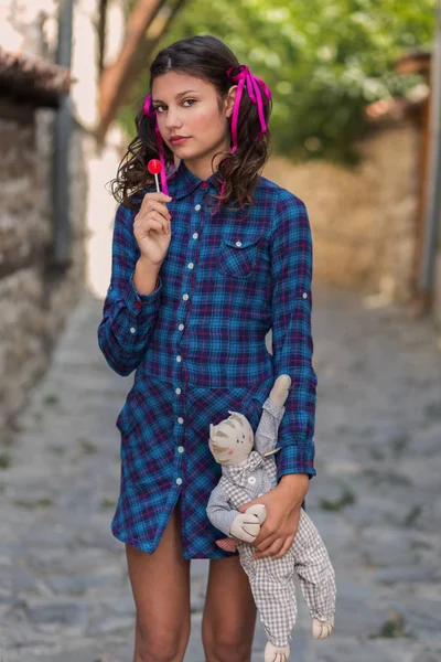 Bir lolipop ve bez bebek kız