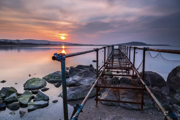 Vecchio molo in mare al tramonto — Foto Stock