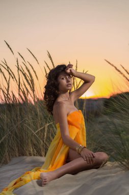 Gün batımında sahilde bir kız