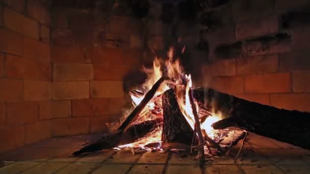 Fuego en la chimenea — Vídeo de stock