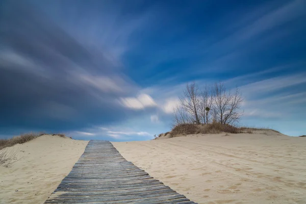 Houten pad naar de zee — Stockfoto