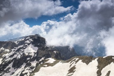Güzel manzara yüksek dağlarda