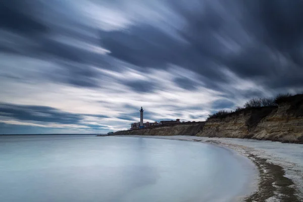 Deniz feneri sahilde uzun pozlama — Stok fotoğraf