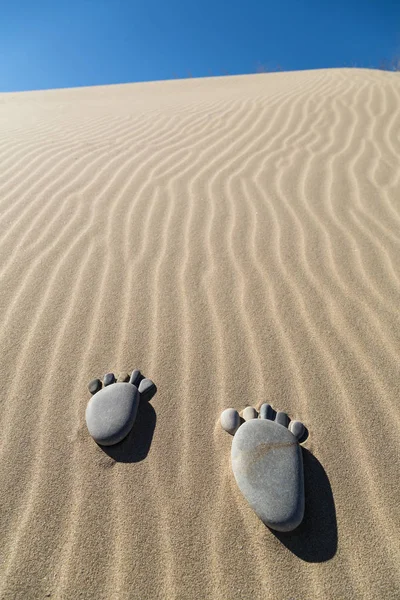 Fußabdruck von Kieselsteinen auf der Sanddüne — Stockfoto