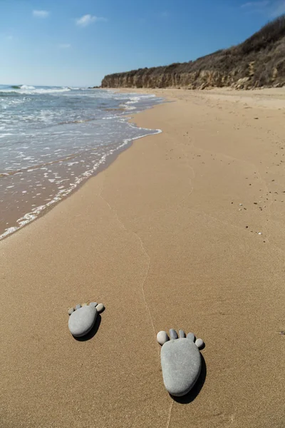 Fußabdruck aus Kieseln am Strand — Stockfoto