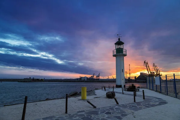 Sonnenuntergang über dem Hafen von Burgas — Stockfoto