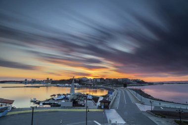 Günbatımı sahil kasabası üzerinde