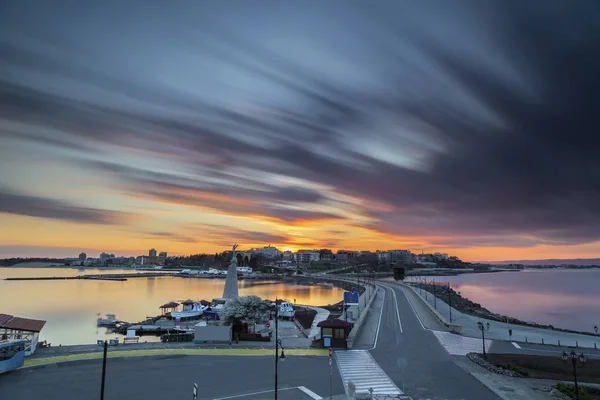 Zonsondergang over de kustplaats — Stockfoto
