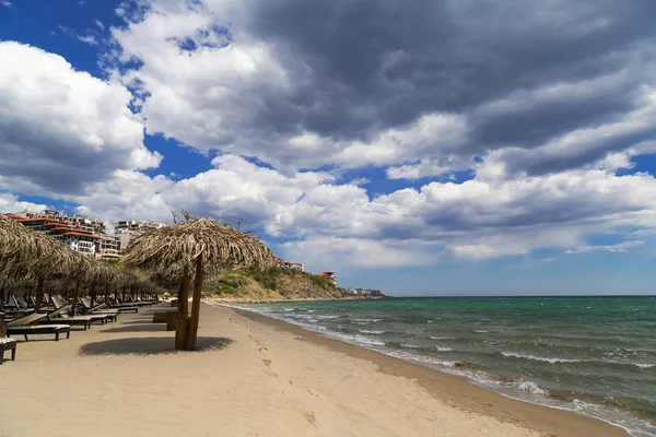 Strand met parasols aan de Bulgaarse Zwarte Zee kust — Stockfoto