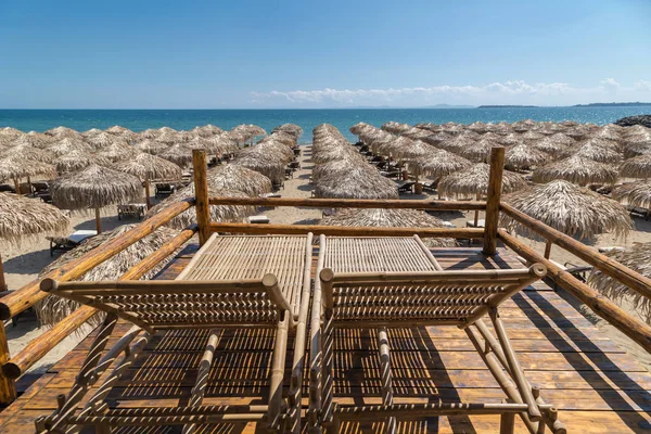 Las sillas de playa en la cabaña de salvavidas — Foto de Stock