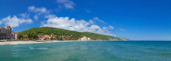 Panoramisch uitzicht naar de zee-resort — Stockfoto