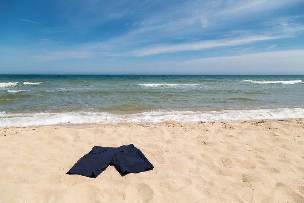 Korta byxor på stranden — Stockfoto