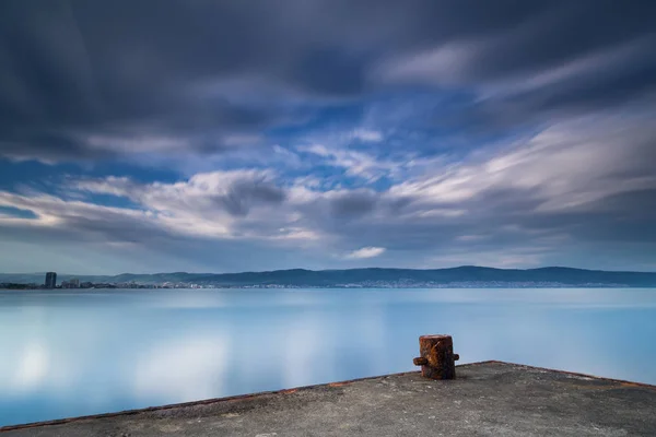 Παλιά σκουριασμένα φωτιστικά τύπου bollard στην αποβάθρα — Φωτογραφία Αρχείου