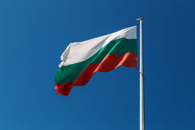 Bulgaristan bayrağı mavi gökyüzü
