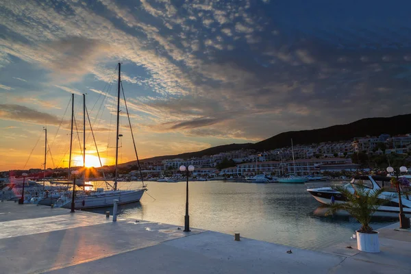 Puesta de sol sobre el puerto deportivo de Saint Vlas, Bulgaria — Foto de Stock