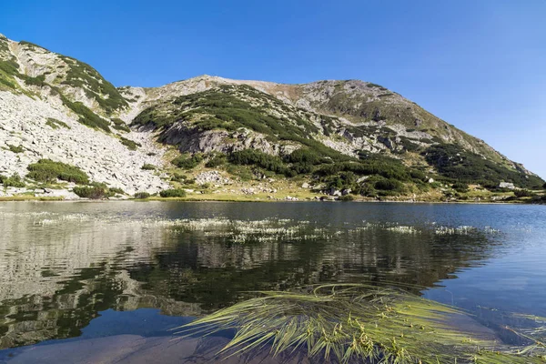 View from Muratovo lake to the rocky peaks — Stock Photo, Image