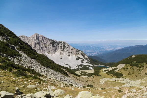山间小屋 Sinanica 皮林山，保加利亚的全景视图 — 图库照片