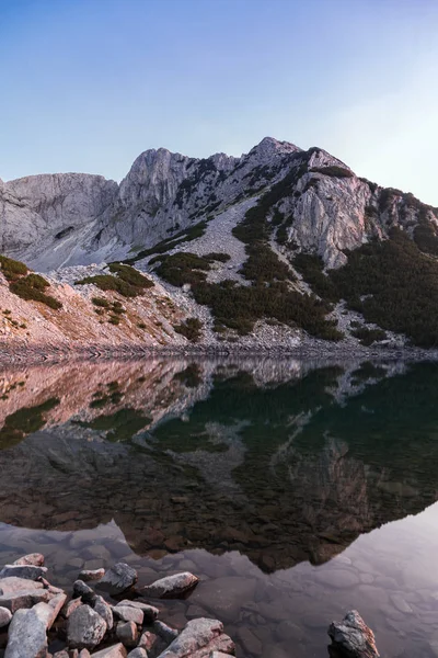 Peak Sinanica reflected in the water of the lake at sunset — Stock Photo, Image