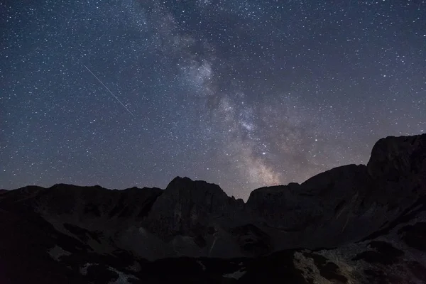 Vía Láctea sobre los picos de montaña — Foto de Stock