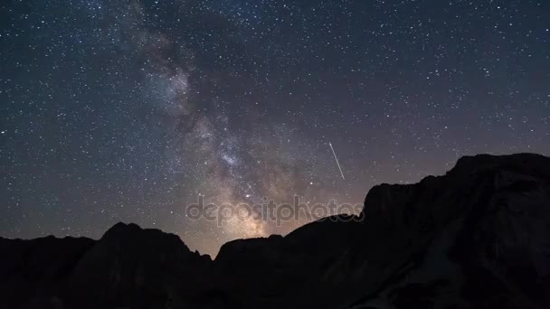 Via Láctea sobre os picos da montanha — Vídeo de Stock