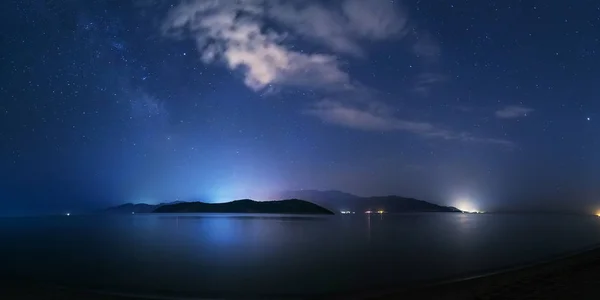 Cielo estrellado nocturno en la playa de Keramoti, Grecia — Foto de Stock