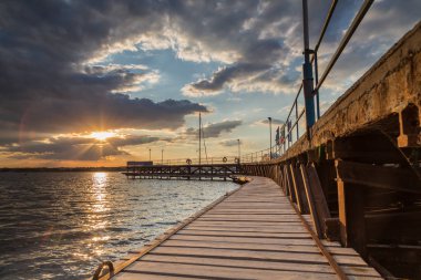 Günbatımı balıkçılık iskele üzerinde