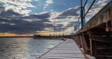 Günbatımı balıkçılık iskele üzerinde