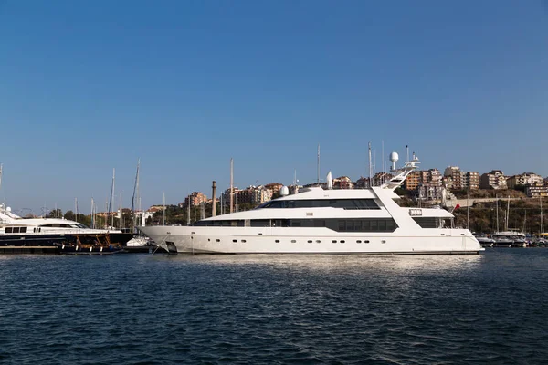 Büyük lüks beyaz yat bağlantı noktasındaki