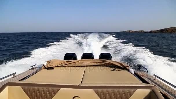 Speed boat with three motors at sea — Stock Video