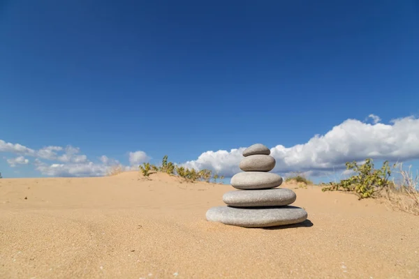 Montón de piedras en la duna de arena — Foto de Stock